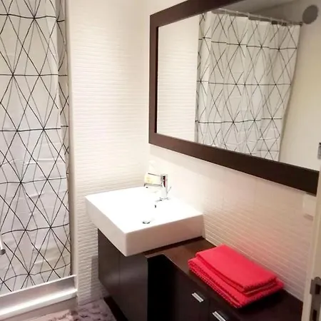 With 3 Bedrooms In With Wonderful City View And Wifi 18 Km From The Beach *
